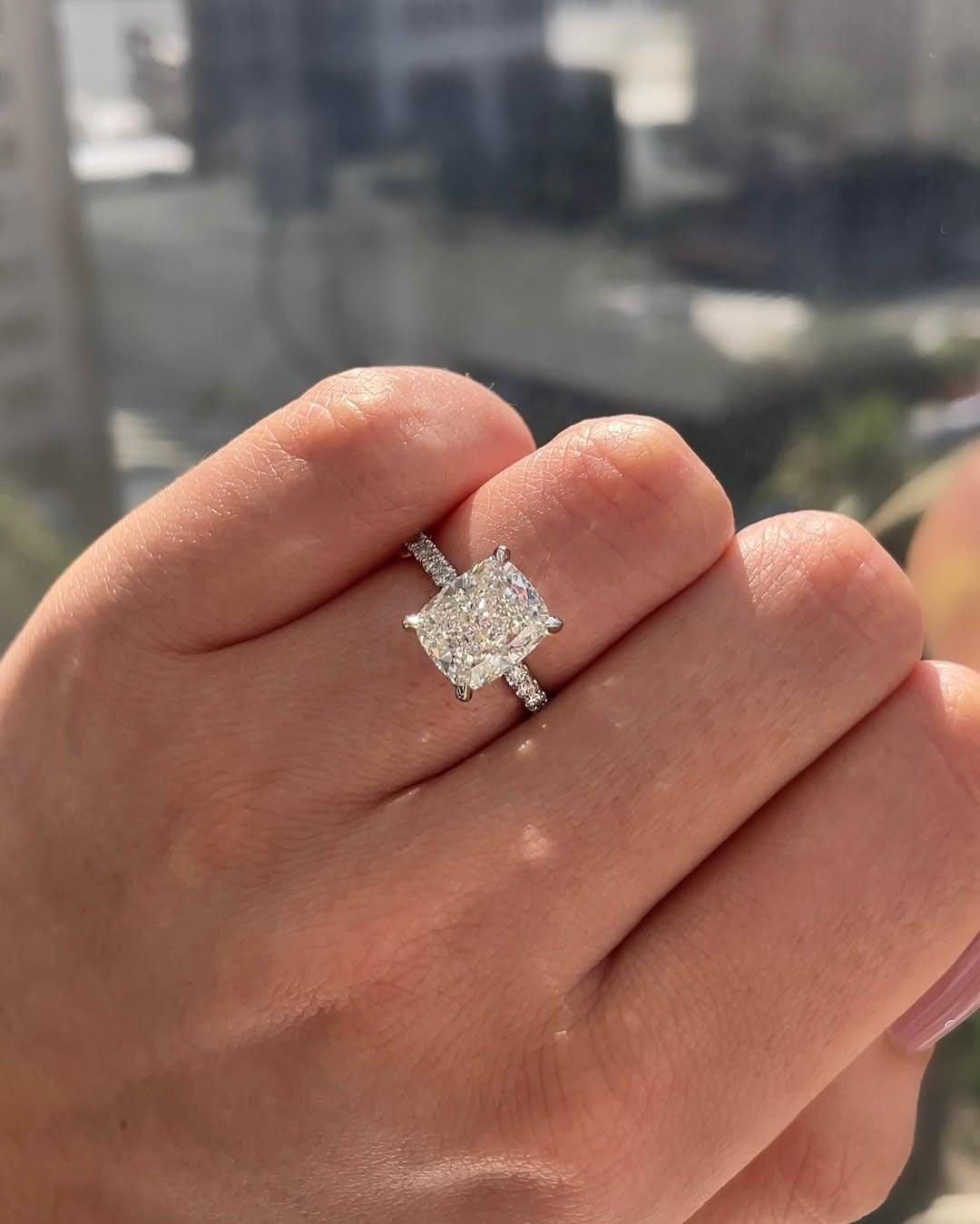 best cushion cut engagement rings, Dubai top quality engagement rings, best priced engagement rings dubai, natural diamond engagement ring dubai gold souk, lab grown diamond engagement rings dubai gold souk, best diamonds abu dhabi, best engagement rings UK and Australia